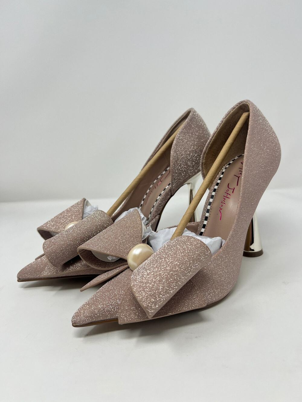 Betsey Johnson Women's 7M Kyliee Champagne Sparkle Bow Heels